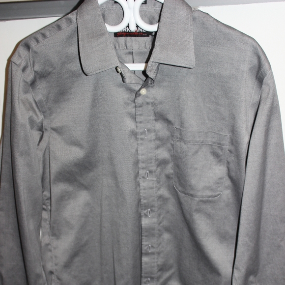 Nice dress shirt with a slight sheen to it - Picture 4 of 5